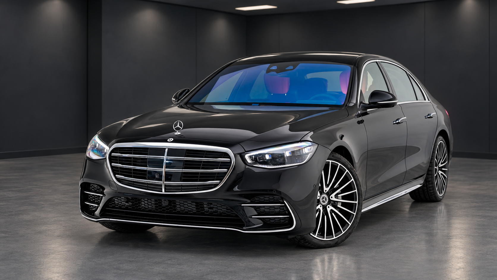 Svart Mercedes-Benz S-Class i ett mörkt showroom